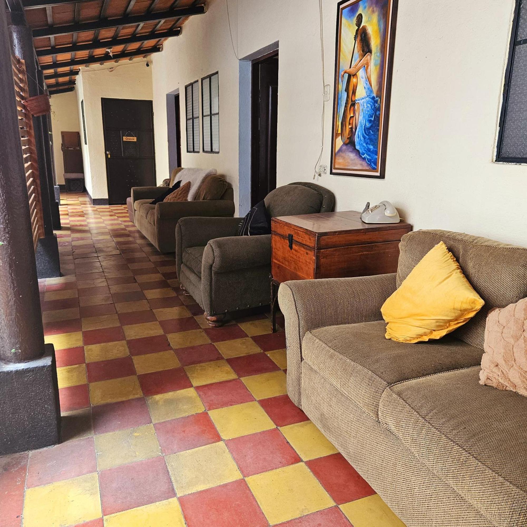 Cermeno'S House Hotel Antigua Bagian luar foto